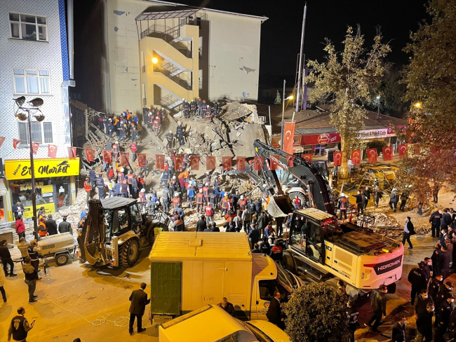 Malatya'da bina çöktü: 13 kişi yaralı çıkarıldı