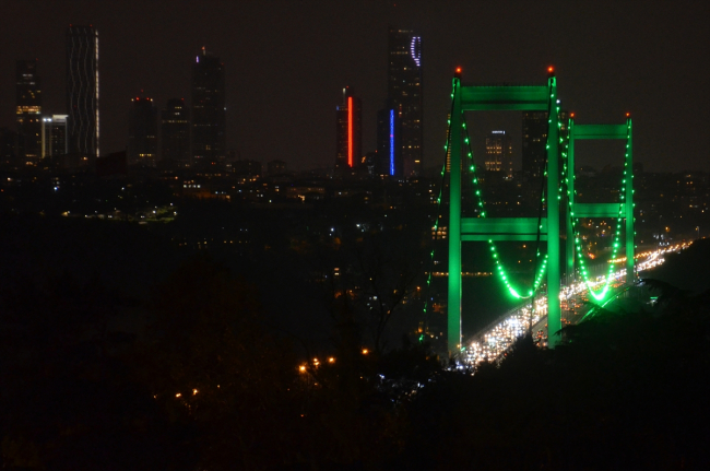FSM Köprüsü yeşile büründü