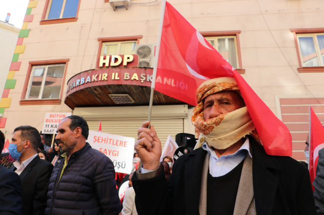 Evlat nöbetindeki ailelerden PKK'ya tepki yürüyüşü