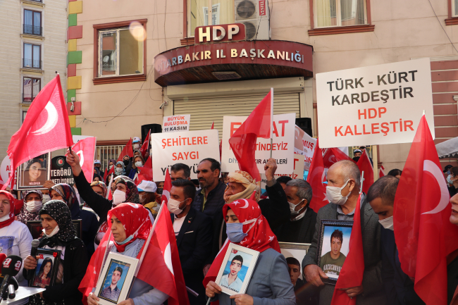 Evlat nöbetindeki ailelerden PKK'ya tepki yürüyüşü