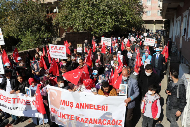 Evlat nöbetindeki ailelerden PKK'ya tepki yürüyüşü