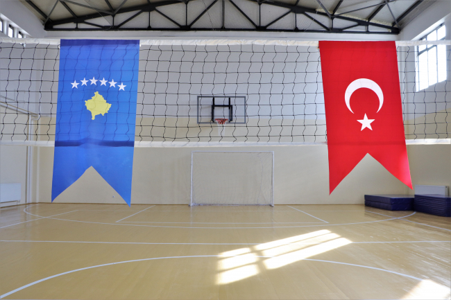 Türk askerinden Kosova'da eğitime destek