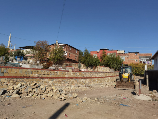 Diyarbakır'daki mezarlıkların duvarları yenileniyor