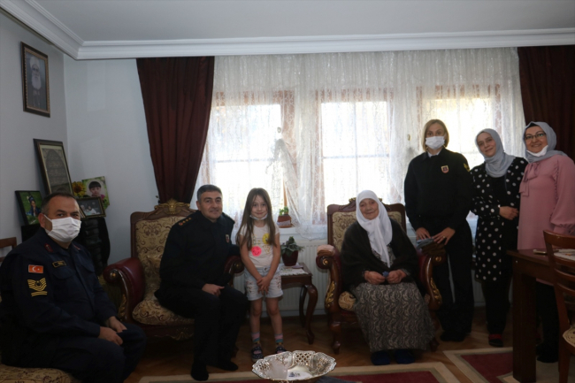 Mehmetçik'ten kendilerine çorap ören kadınlara teşekkür mesajı: İyi ki varsınız