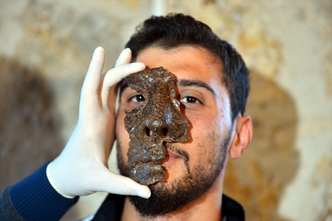 Hadrianaupolis'te 1800 yıllık demir maske bulundu