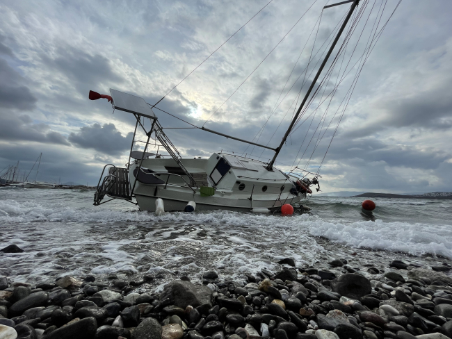 Bodrum'da bir tekne karaya oturdu