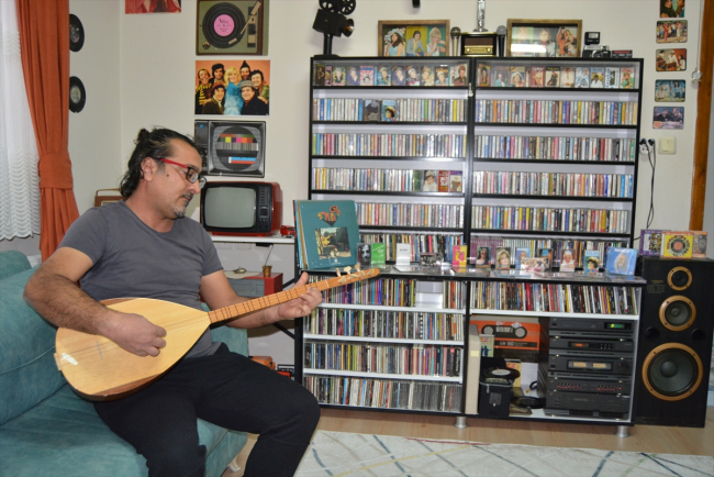 Evini eski plak ve kasetlerle donattı