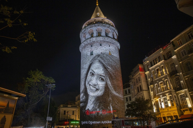 Şehit öğretmenlerin isimleri Galata Kulesi'ne yansıtıldı