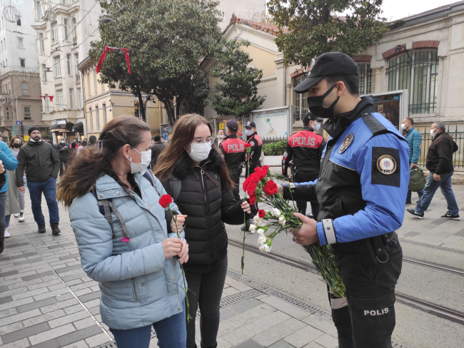 Polisler kadınlara çiçek dağıttı