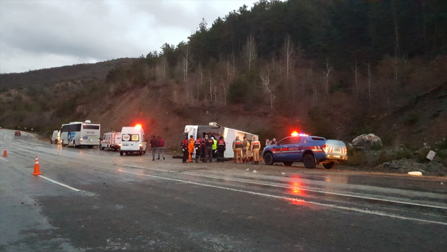 Erzincan'da yolcu otobüsü devrildi: Yaralılar var