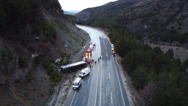 Erzincan'da yolcu otobüsü devrildi: Yaralılar var