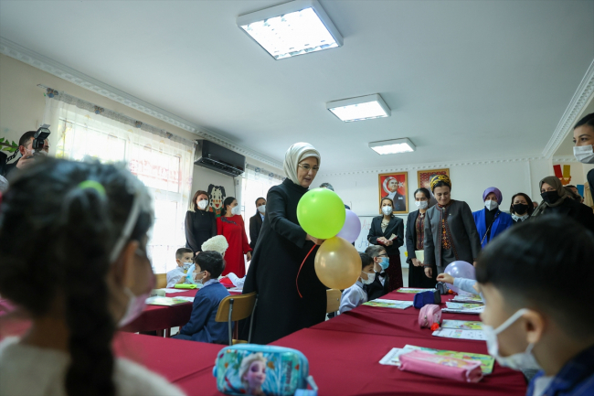 Emine Erdoğan, Aşkabat'ta Türkmen-Türk Okulunu ziyaret etti