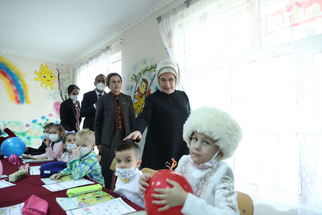 Emine Erdoğan, Aşkabat'ta Türkmen-Türk Okulunu ziyaret etti