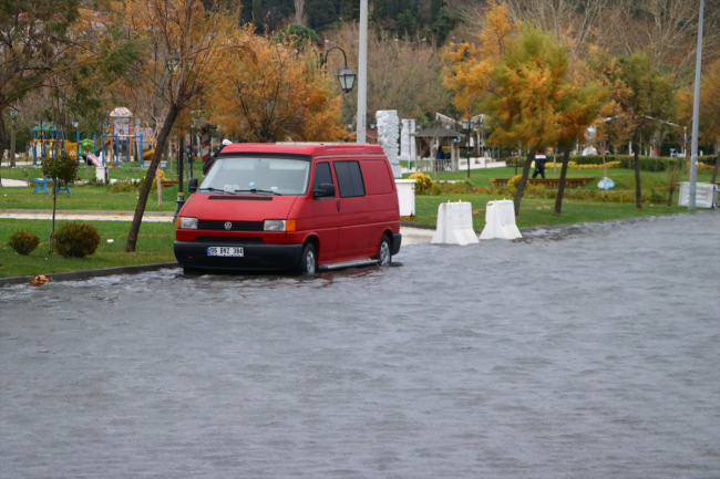Tekirdağ'da lodos nedeniyle sahili su bastı