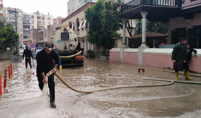Mersin'de sağanak: Ev ve iş yerleri su altında kaldı
