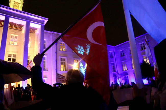 Londra'da belediye önüne asılan KKTC bayrağının indirilmesine tepki