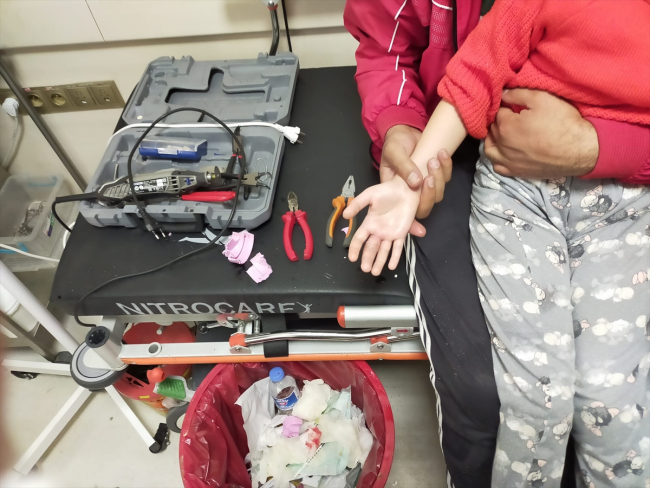 6 yaşındaki çocuğun parmağı suluk kapağına sıkıştı