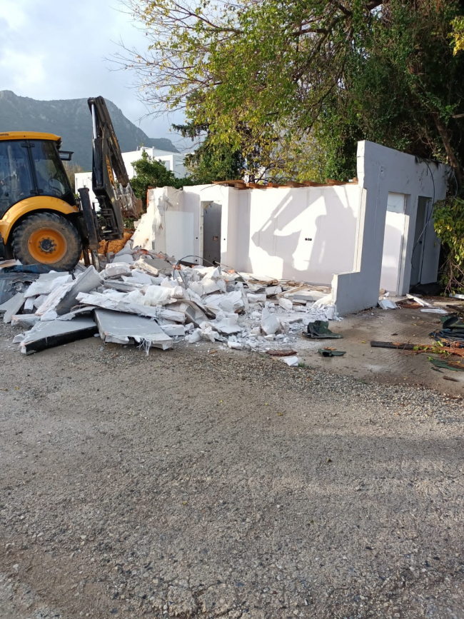 Bodrum'da kaçak yapıların yıkımı devam ediyor