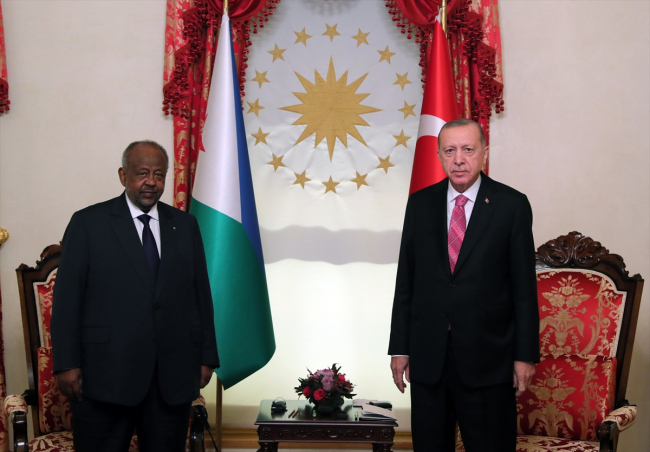 Cumhurbaşkanı Erdoğan, Cibuti Cumhurbaşkanı İsmail Ömer Guelleh ile görüştü. (AA)