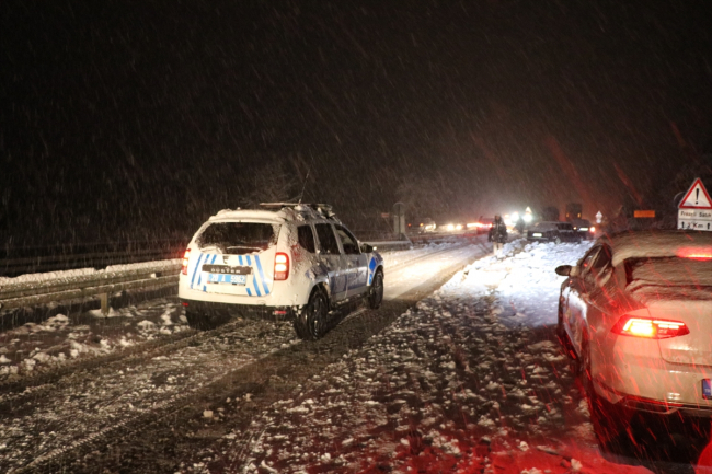 Denizli'de kar yağışı sürücüleri zorluyor