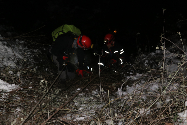 Otomobil uçuruma devrildi: 2 ölü