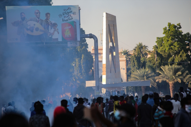 Sudan'da halk sokaklara indi