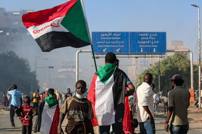 Sudan'da halk sokaklara indi