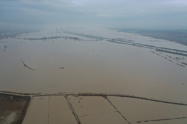 Debisi 7 kat artan Ergene Nehri taştı: Tarım arazileri su altında kaldı
