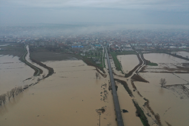 Debisi 7 kat artan Ergene Nehri taştı: Tarım arazileri su altında kaldı
