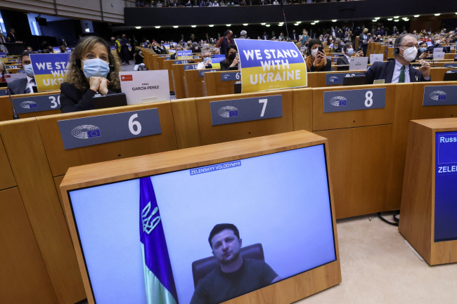 Zelenskiy Avrupa Parlamentosu'nda ayakta alkışlandı