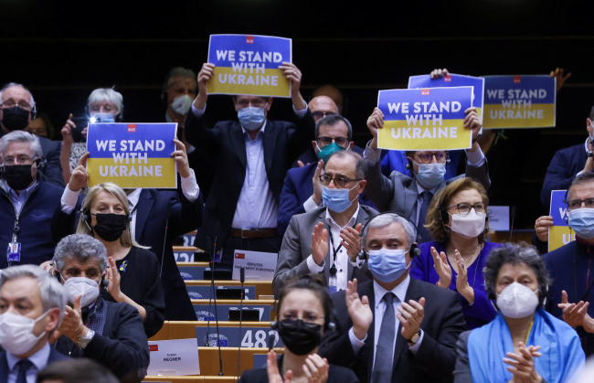 Zelenskiy Avrupa Parlamentosu'nda ayakta alkışlandı