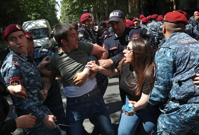 Ermenistan'da Paşinyan'ın istifasını isteyen gösteriler düzenleniyor. Fotoğraf: Reuters