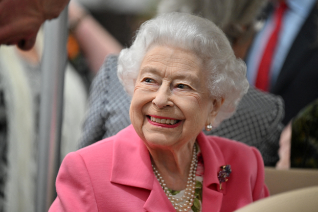 İngiltere Kraliçesi Elizabeth Londra'daki çiçek fuarına katıldı