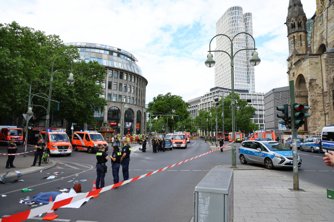 Berlin'de bir araç kalabalığın arasına daldı: Ölü ve yaralılar var