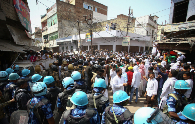Hz. Muhammed'e hakaret edilemesini protesto eden Müslümanlar ile Hint polisi sık sık karşı karşıya geliyor. Fotoğraf: Reuters