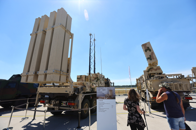 IRIS-T SLM hava savunma sistemi, roketler, seyir füzeleri, insansız hava araçları, helikopterler ve avcı uçakları dahil olmak üzere çeşitli alçak ve orta irtifa tehditlere karşı geliştirildi. Fotoğraf: Reuters