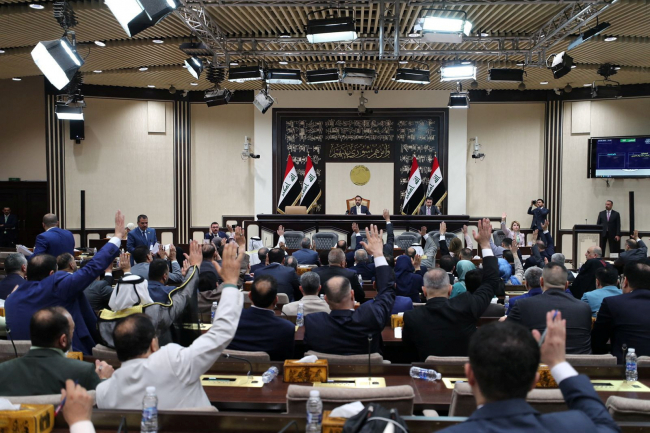 Sadr grubunun istifasının ardından yerlerine gelen milletvekilleri mecliste. Fotoğraf: Reuters