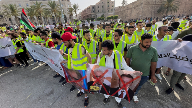 Trablus'taki Şehitler Meydanı'nda toplanan göstericiler, iki hükümetin de görevini bırakmasını isteyen pankartlar taşıdı. Fotoğraf: Reuters