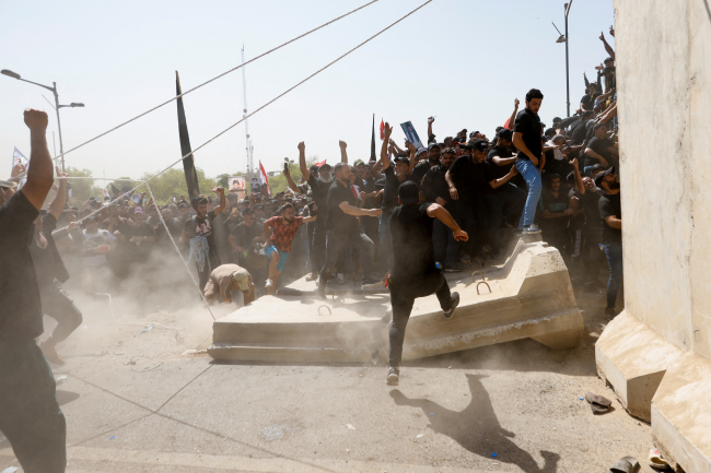 Irak'ta gerilim yükseliyor: Göstericiler meclis binasına girdi