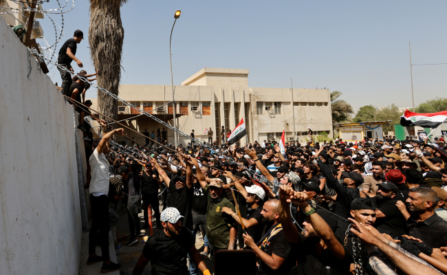 Irak'ta gerilim yükseliyor: Göstericiler meclis binasına girdi