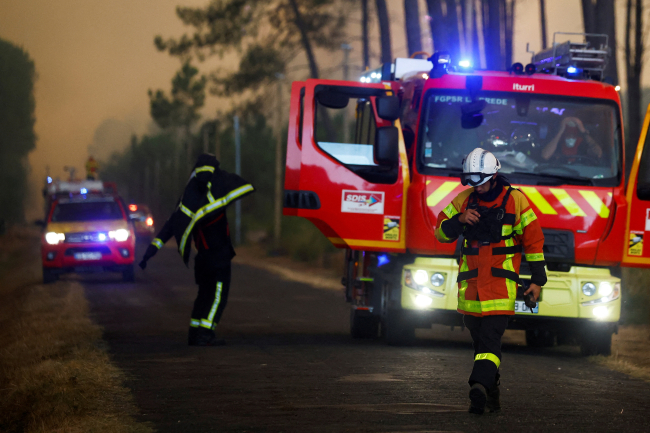 Yüzlerce itfaiyeci, yangınlarla boğuşan Fransa'ya desteğe geldi