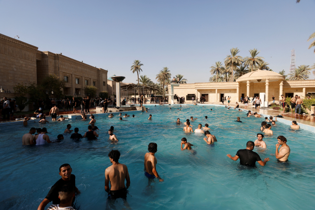 Sadr destekçileri Bağdat'taki Hükümet Sarayı'nın havuzuna girdi | Fotoğraf: Reuters