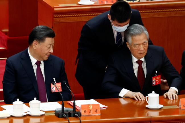 Çin'in eski lideri Hu Cintao, ÇKP Kongresi'nde salondan çıkarıldı