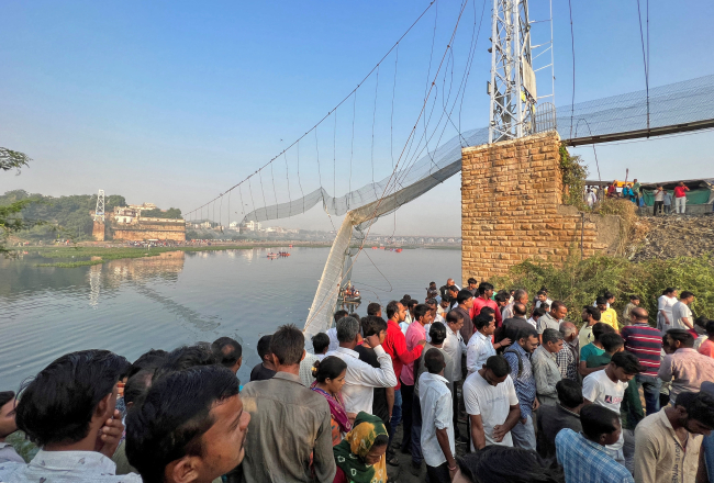 Hindistan'da çöken köprüde can kaybı artıyor