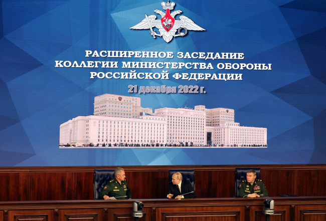 Rus Savunma Bakanı Sergey Şaygu. (Putğin2in sağ tarafında). Fotoğraf: Reuters