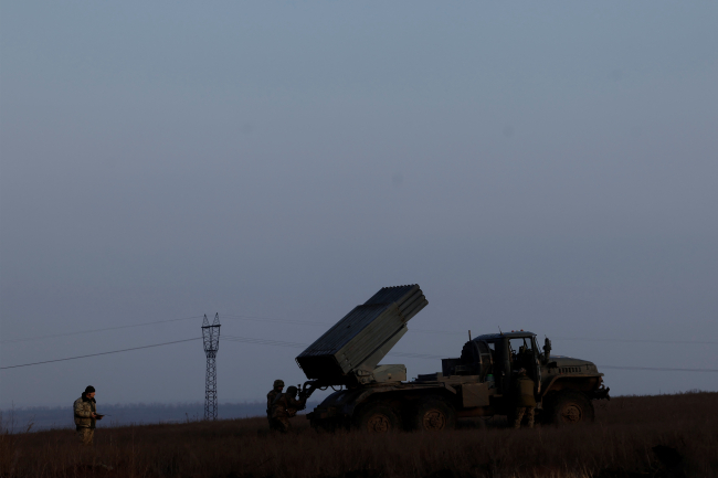 BM-21 Grad füzelerini ateşleyen Ukrayna askerleri. Fotoğraf: Reuters