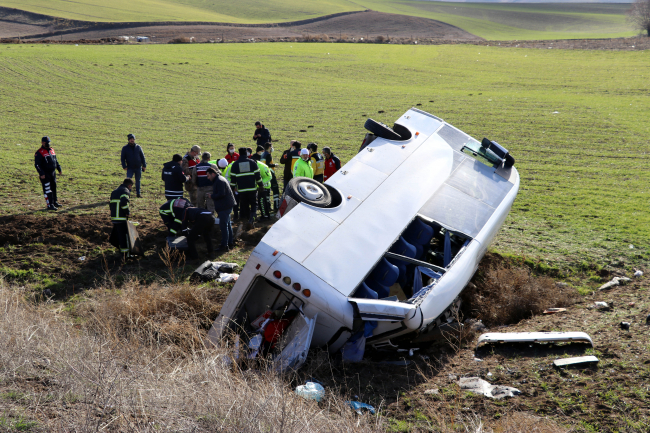 Amasya'da sporcuları taşıyan minibüs devrildi: 1 ölü, 16 yaralı