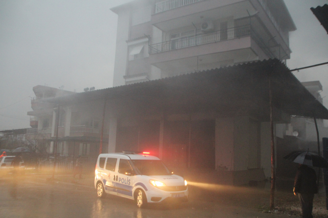 Sebze ve meyve deposuna yıldırım düştü