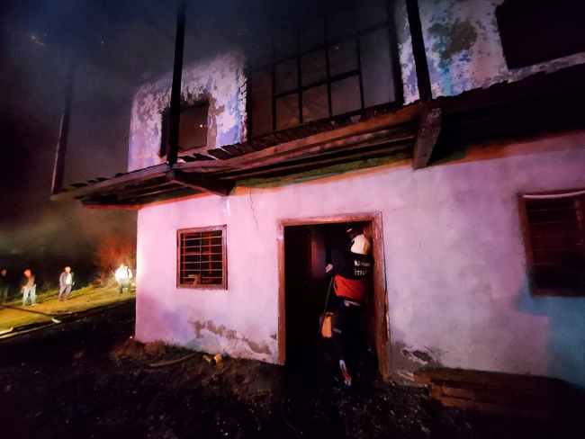 Osmaniye’de iki katlı evde yangın