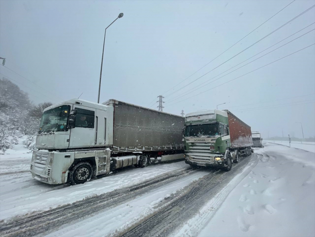 Anadolu Otoyolu'nun İstanbul yönü trafiğe kapandı